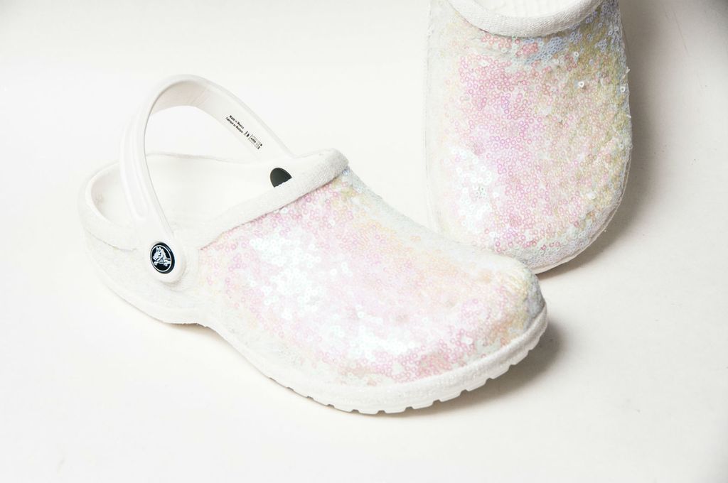 Bijele kroksice ukrašene svjetlucavim perlicama - 3