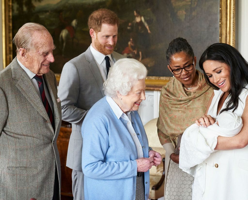 Maleni Archie okružen članovima obitelji