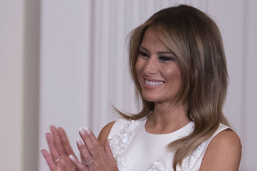 Melania Trump u bijeloj haljini i \'golim\' štiklama - 4