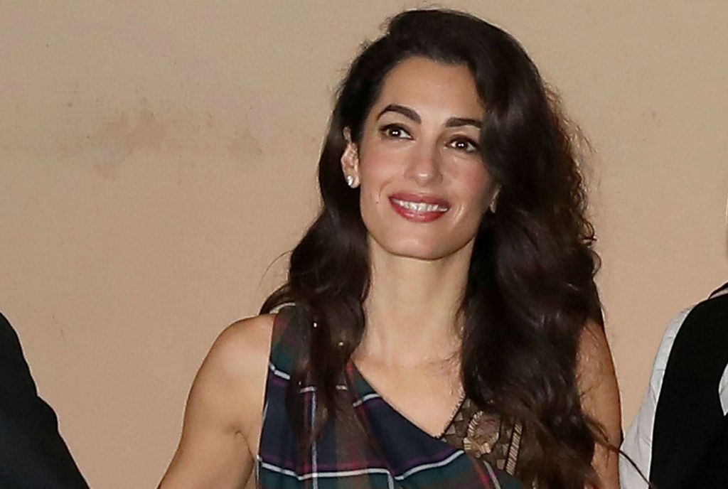 Amal Clooney u hlačama i topu istog kariranog uzorka - 1