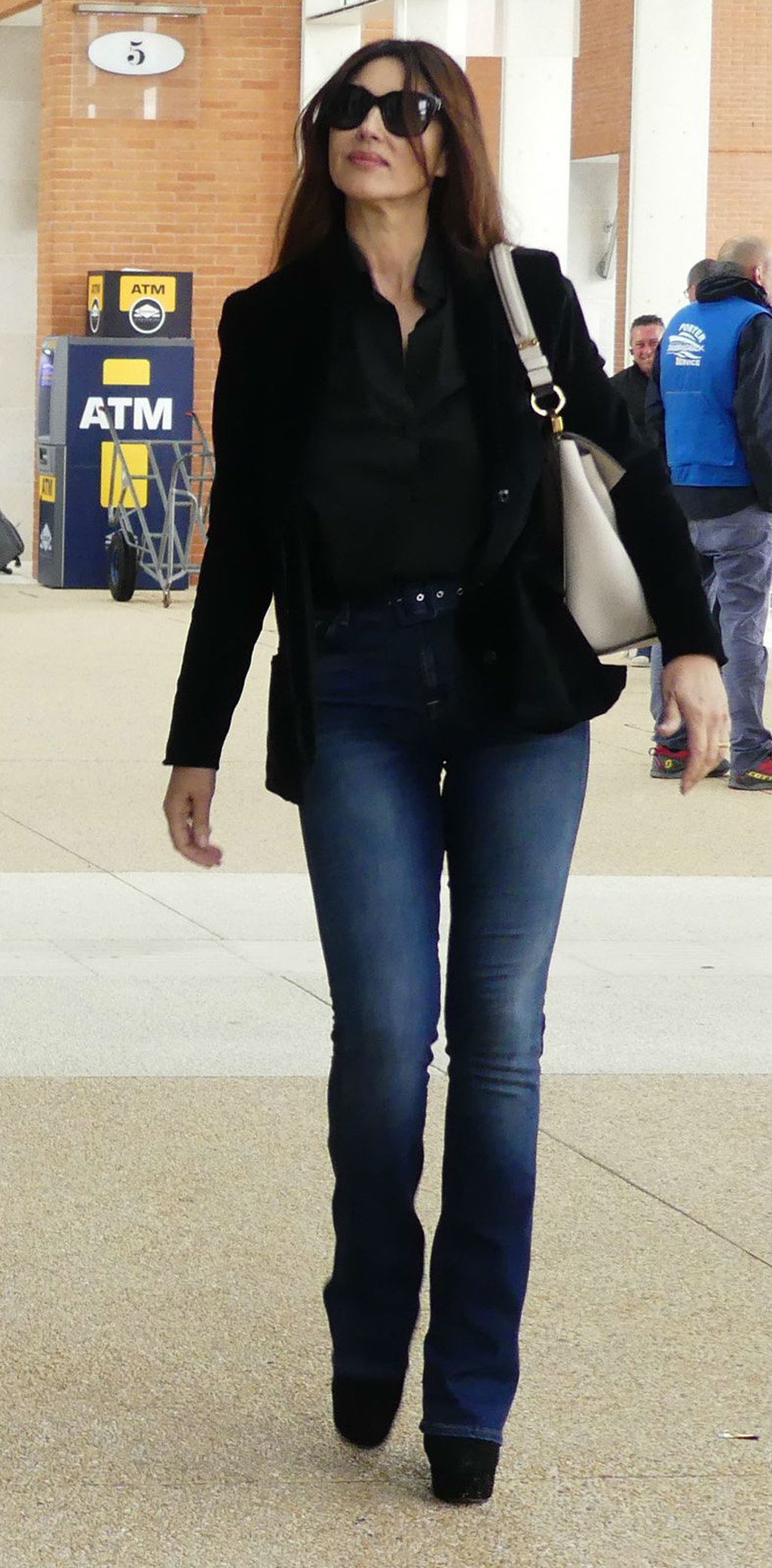 Monica Bellucci u uskim trapericama i \'ludim\' platformama - 2