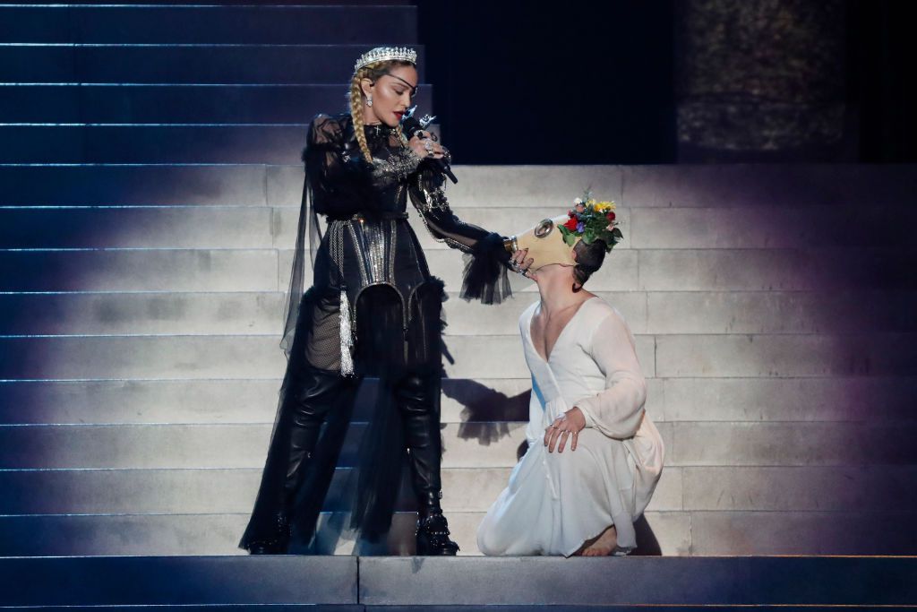 Madonna na 64. Eurosongu u kreaciji Jeana Paula Gaultiera