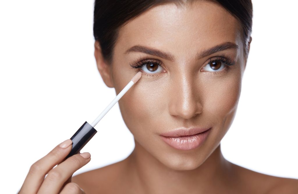 Žena nanosi korektor za podočnjake