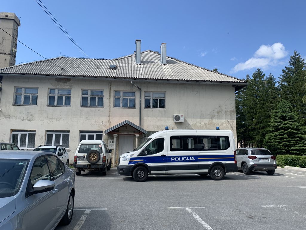 Policijski izvidi u zgradi općine u Gračacu