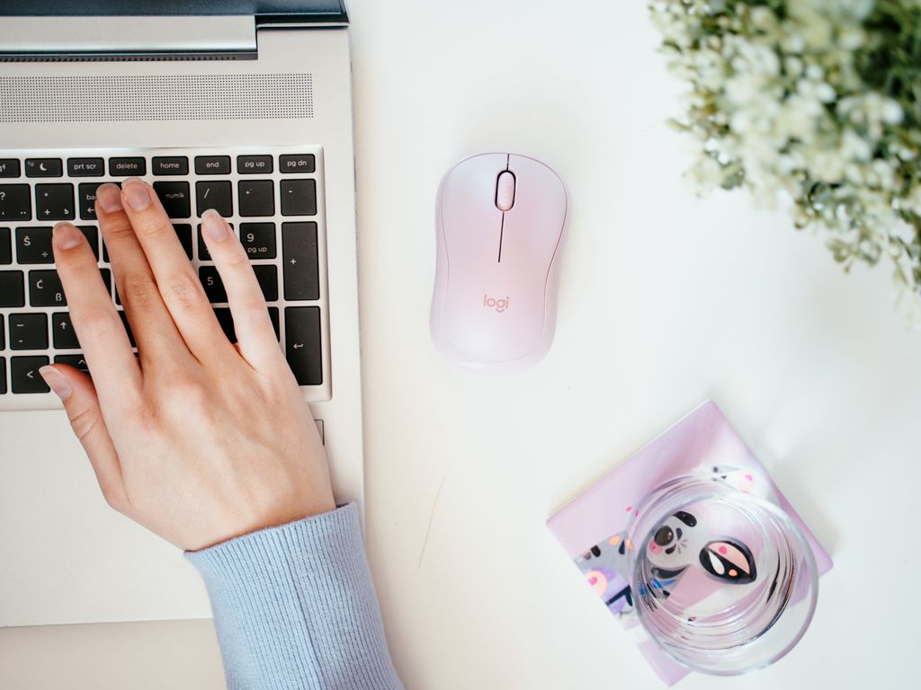 Logitech Silent miš M220