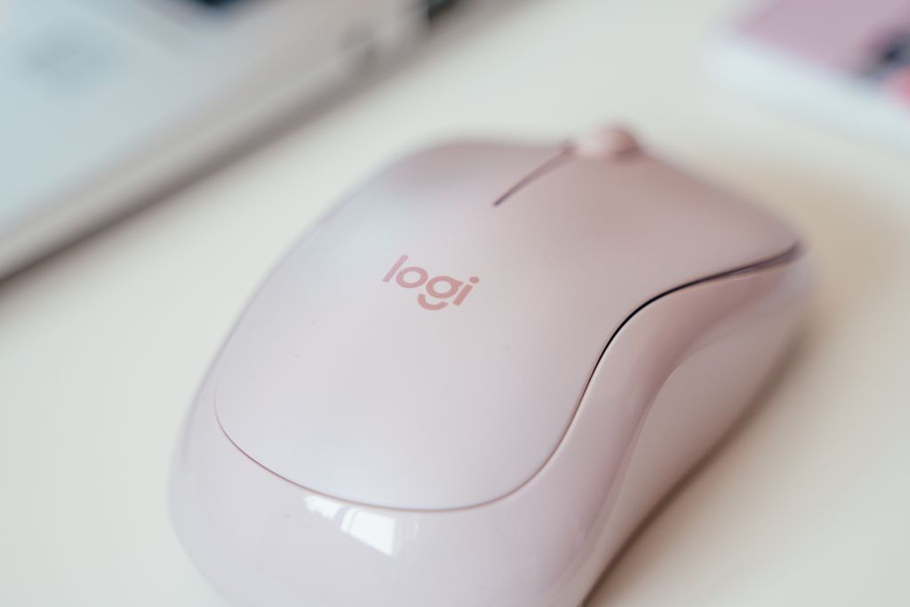 Logitech Silent miš M220