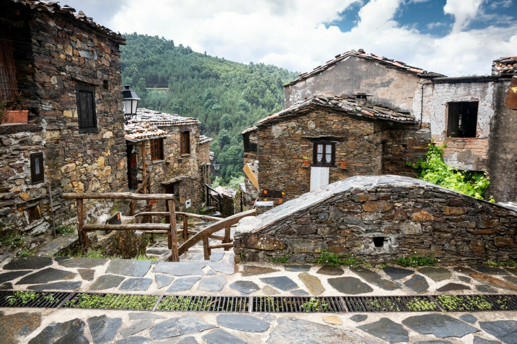 Pitoreskno portualsko selo s kućama napravljenima od škriljevca