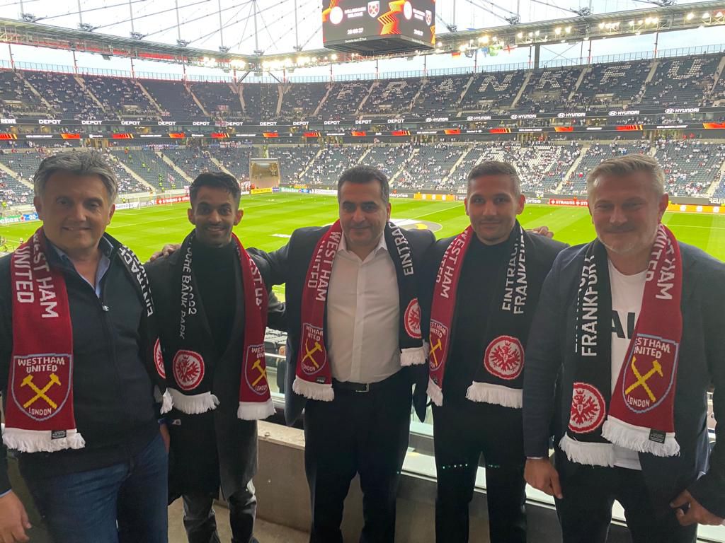Romeo Jozak sa suradnicima i čelnicima Eintrachta na Waldstadionu u Franktfurtu