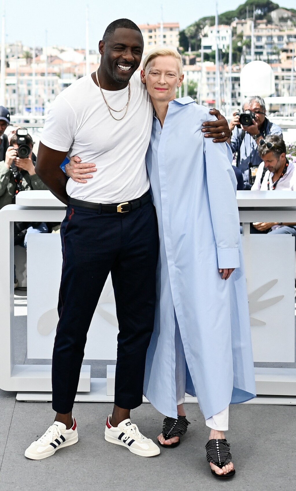 Tilda Swinton (s Idrisom Elbom) na službenom fotografiranju u košulji-haljini modne kuće Alaia