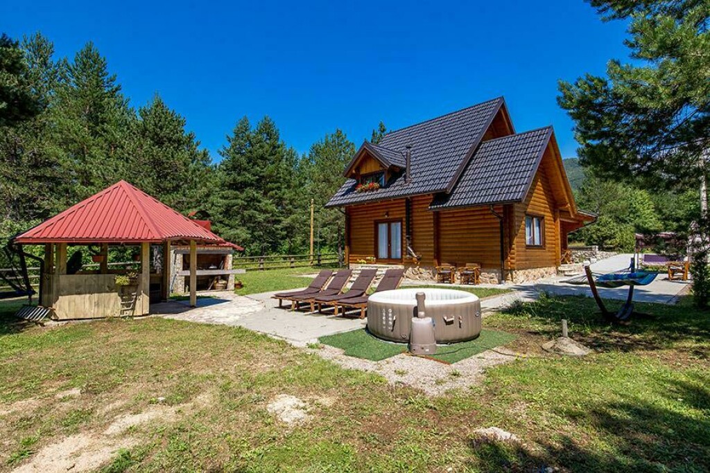 Apartman Plitvice Forest nalazi se u mjestu Rudanovac blizu Plitivičkih jezera, u šumskom okruženju