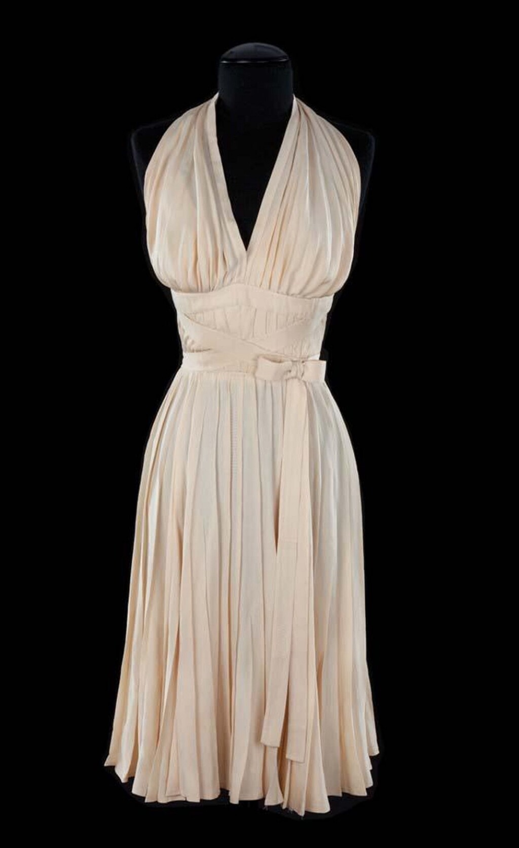 Koktel haljina iz filma Sedam godina vjernosti prodana je na aukciji 2011. godine