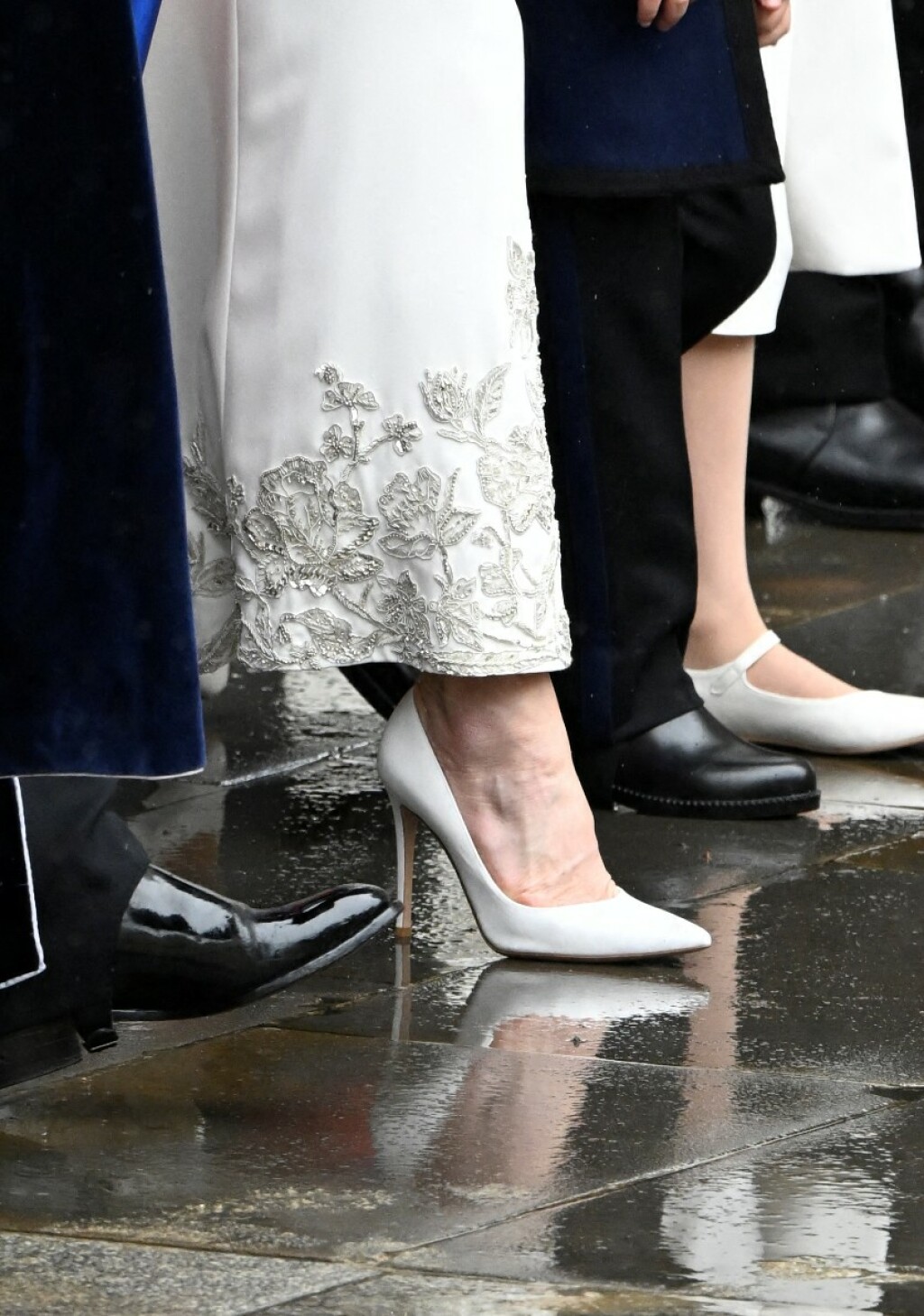 Catherine Middleton na krunidbi je nosila bijele salonke