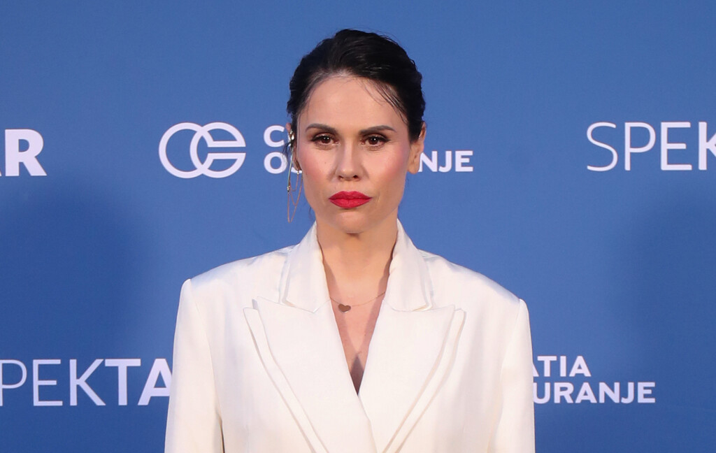 Viktorija Rađa u bijelom odijelu - 5