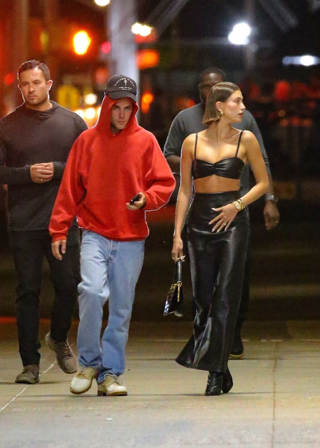 Hailey Bieber u kožnoj suknji