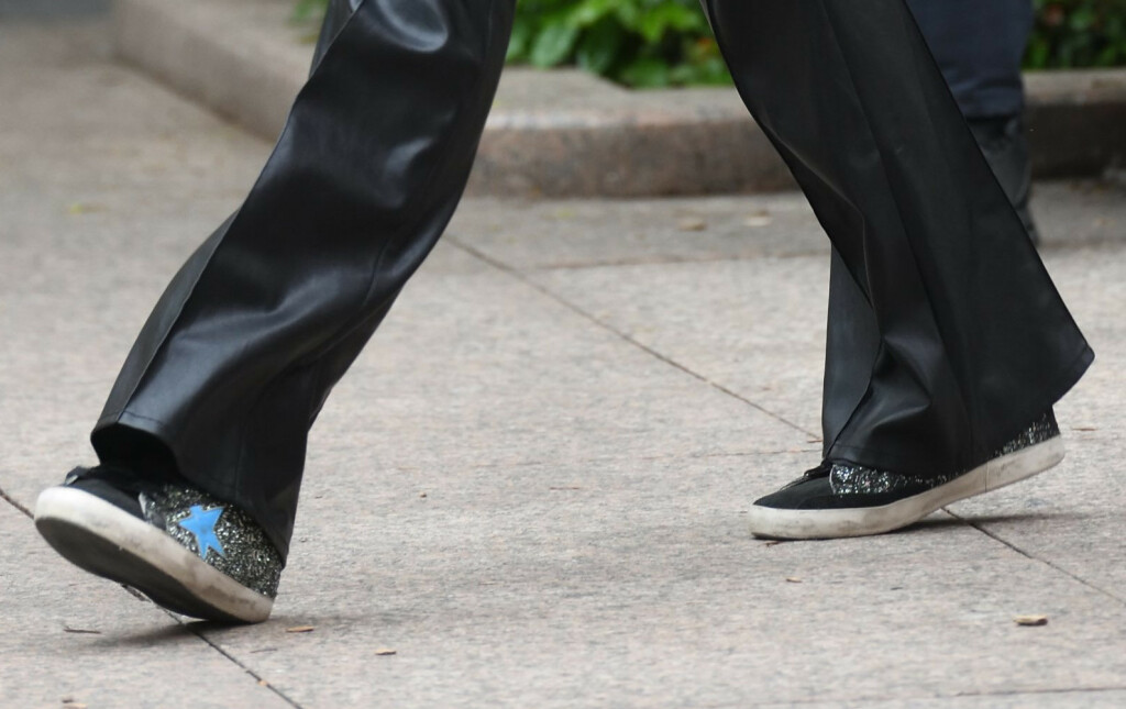 Anica Kovač uz kožnate trapezice nosi ravne tenisice