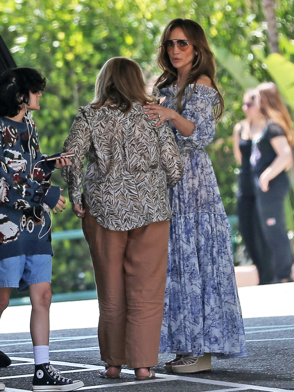 Jennifer Lopez u maksi haljini i sandalama s platformom od špage - 2
