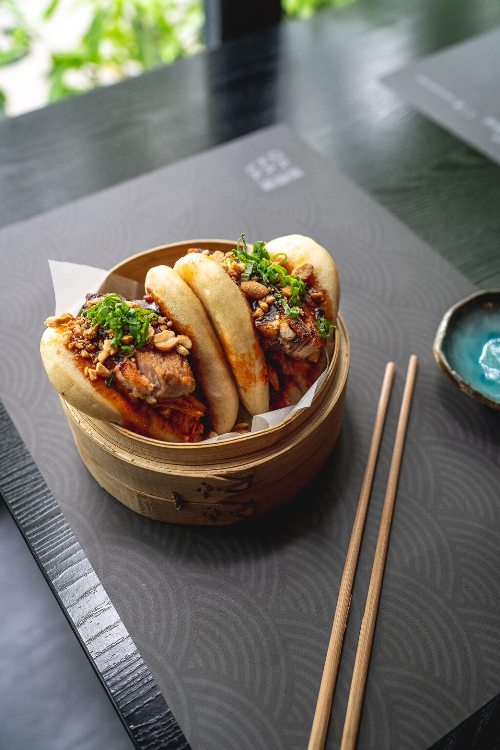 Kung Pow - dunburi bowl s rižom, kimchijem, coleslawom i sporo pečenom svinjskom potrbušinom