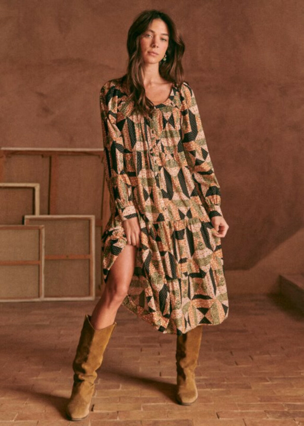 Katie Holmes nosi haljinu brenda Sezane, model Yuliana s patchwork uzorkom (190 eura)