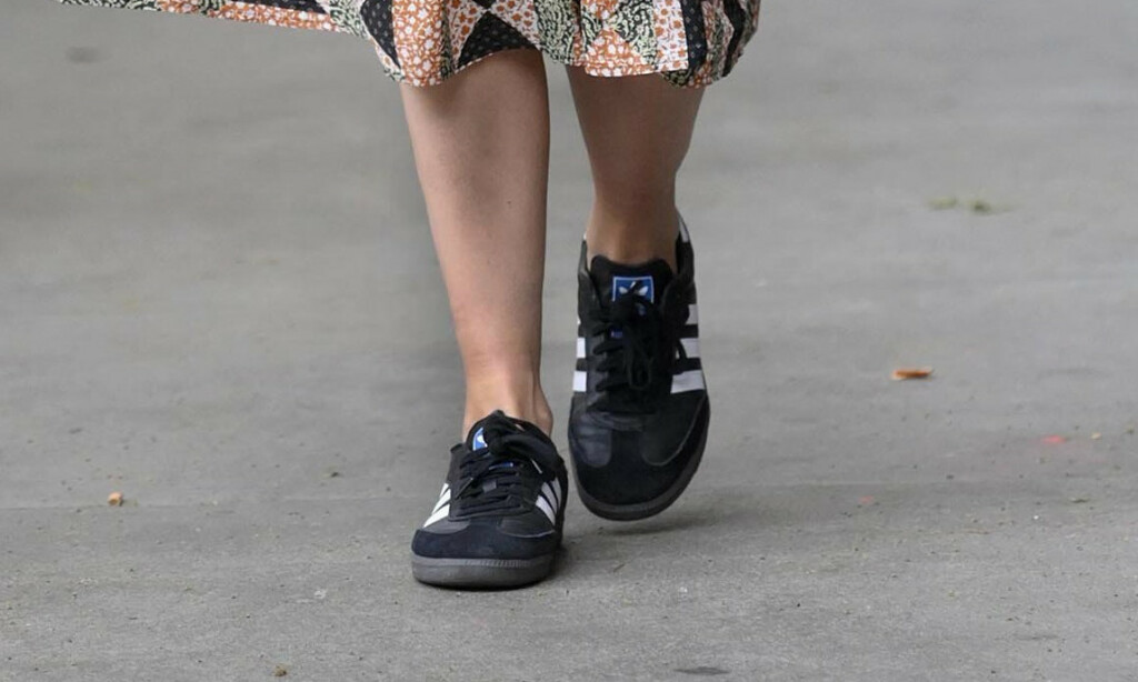 Katie Holmes uz haljinu brenda Sezane nosi tenisice Adidas