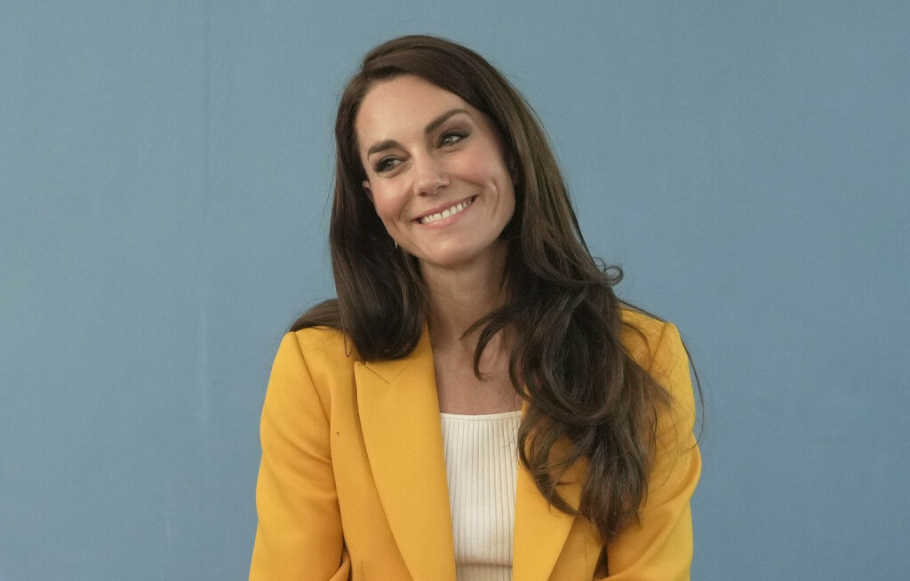 Catherine Middleton u bijelim hlačama i tenisicama brenda Veja - 6