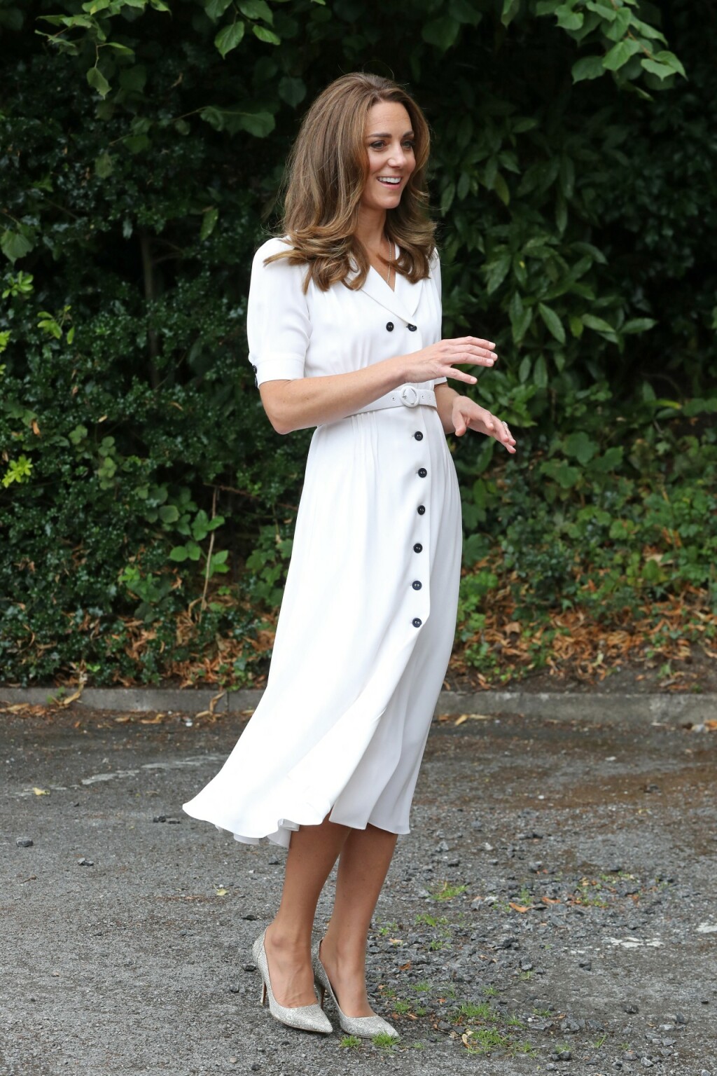 Princeza od Walesa u bijeloj haljini brenda Suzannah London