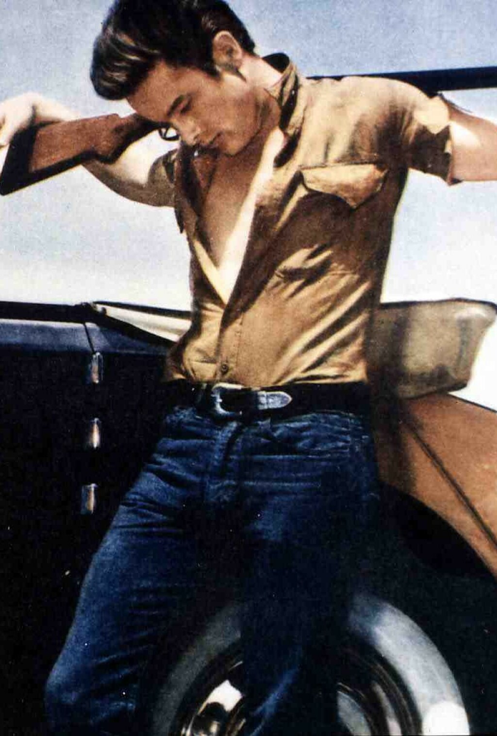 James Dean u plavim trapericama u sceni iz filma Div