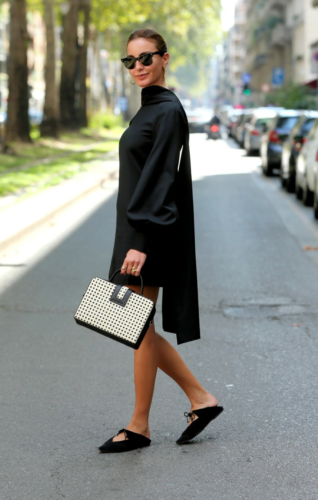 Mala crna haljina u street style izdanju