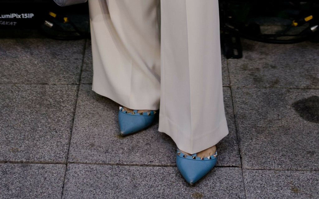 Ivana Vrdoljak Vanna nosi svijetlo plave štikle kuće Valentino, model Rockstud