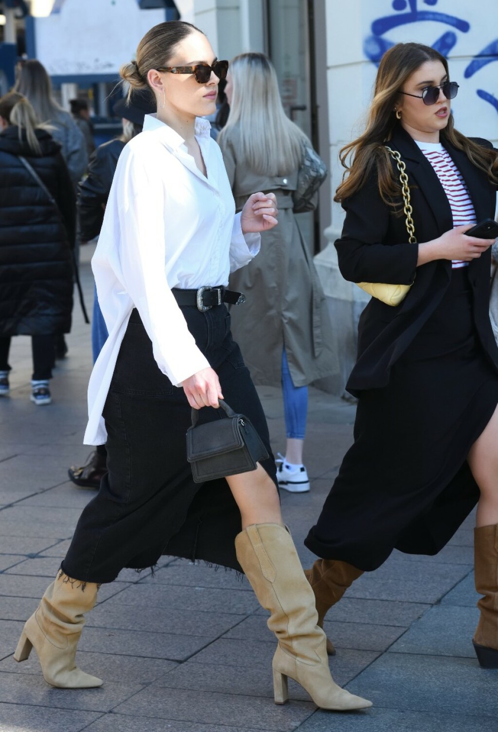 Midi traper-suknja s visokim prednjim prorezom u zagrebačkom street style izdanju