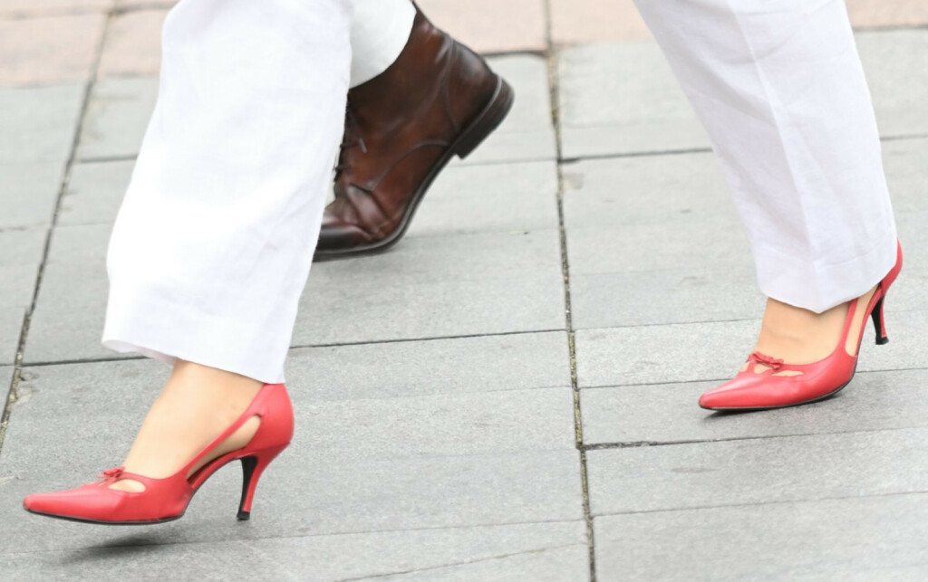 Uz bijelo odijelo ova street style dama iz centra Zagreba nosi crvene cipele s potpeticom