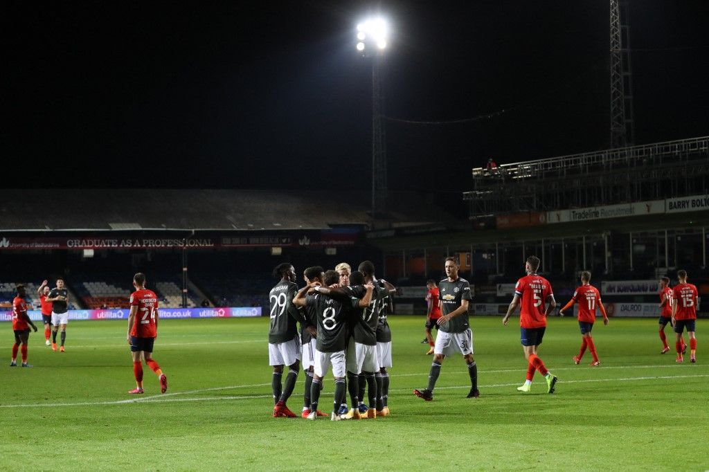 Jogador do Luton Town perde sentidos em jogo na luta pela subida à Premier  League: estádio aplaude-o de pé à saída - Vídeos - Jornal Record