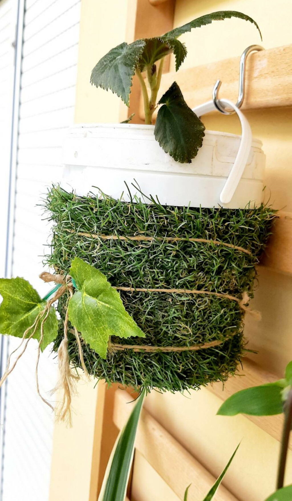 Od komadića umjetne trave i kantice masti Senka je napravila recikliranu viseću posudu