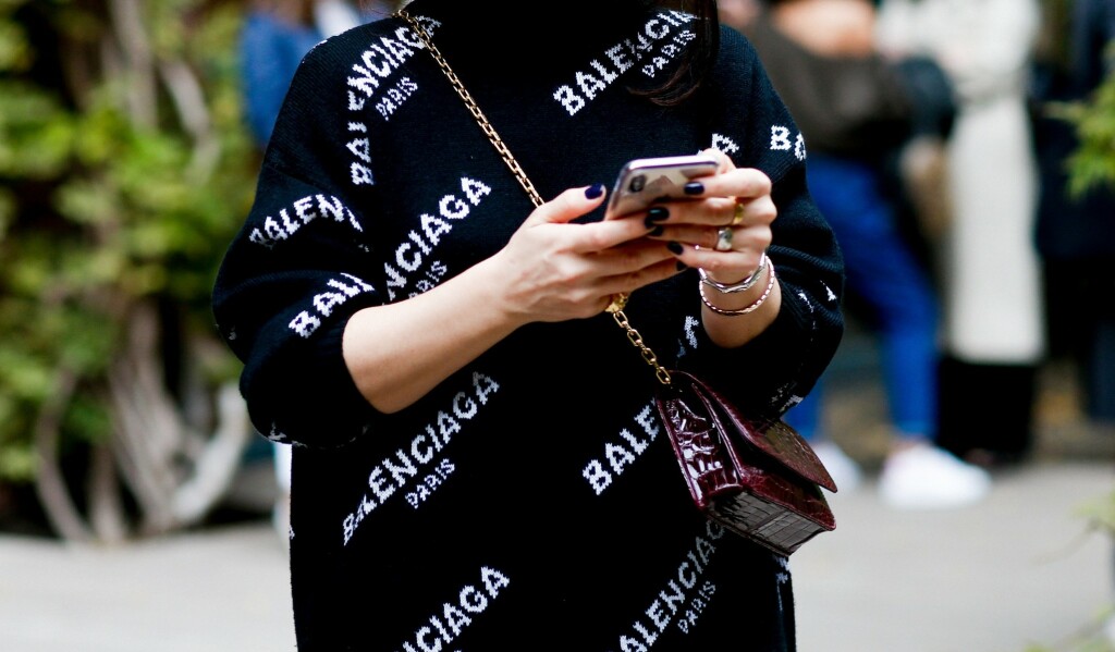 Odjevni komadi i dodaci s logom u street style kombinacijama s Tjedana mode - 2