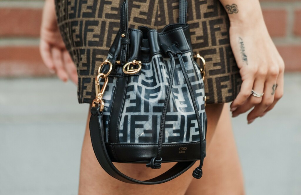 Odjevni komadi i dodaci s logom u street style kombinacijama s Tjedana mode - 3