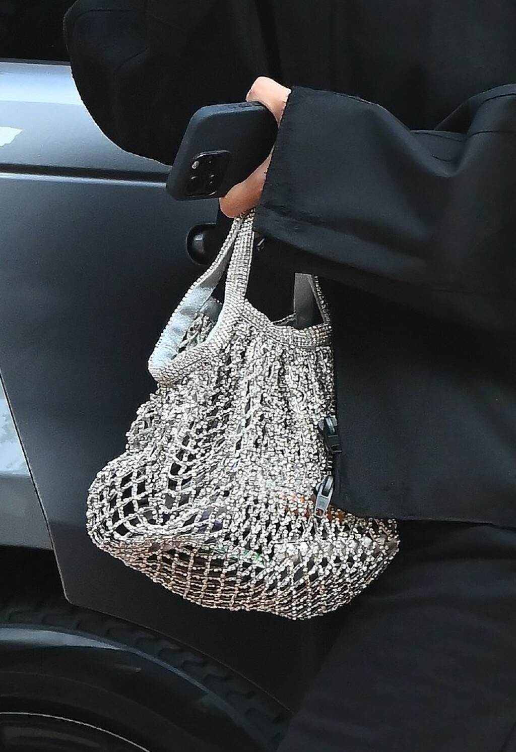 Kim Kardashian s Balenciaginom mrežastom torbom - 2