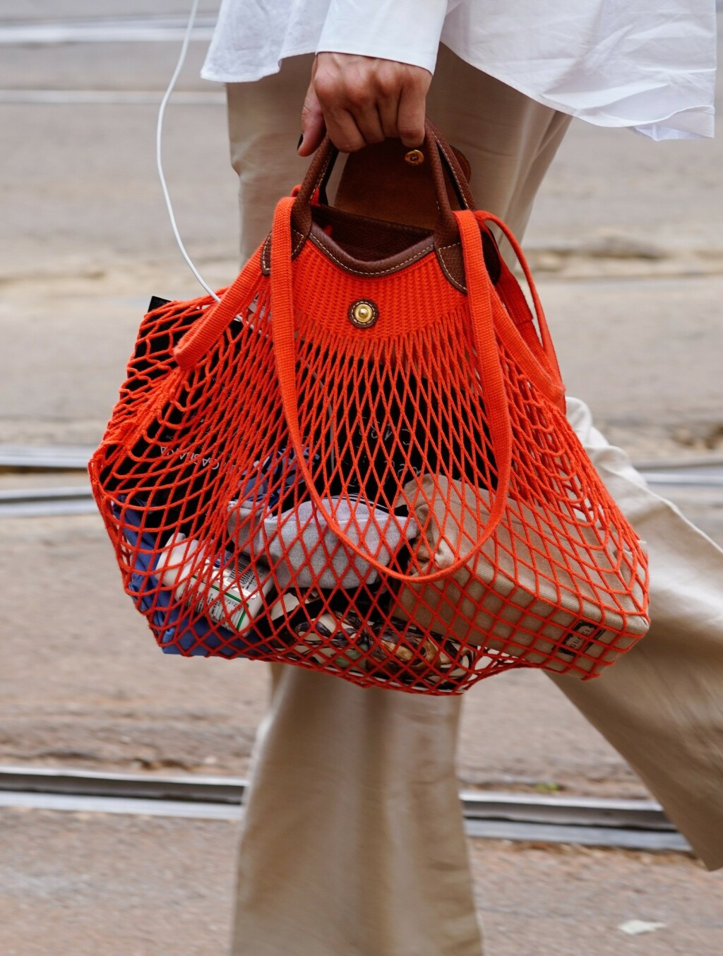 Mrežasta torba brenda Longchamp u street style izdanju s Tjedna mode