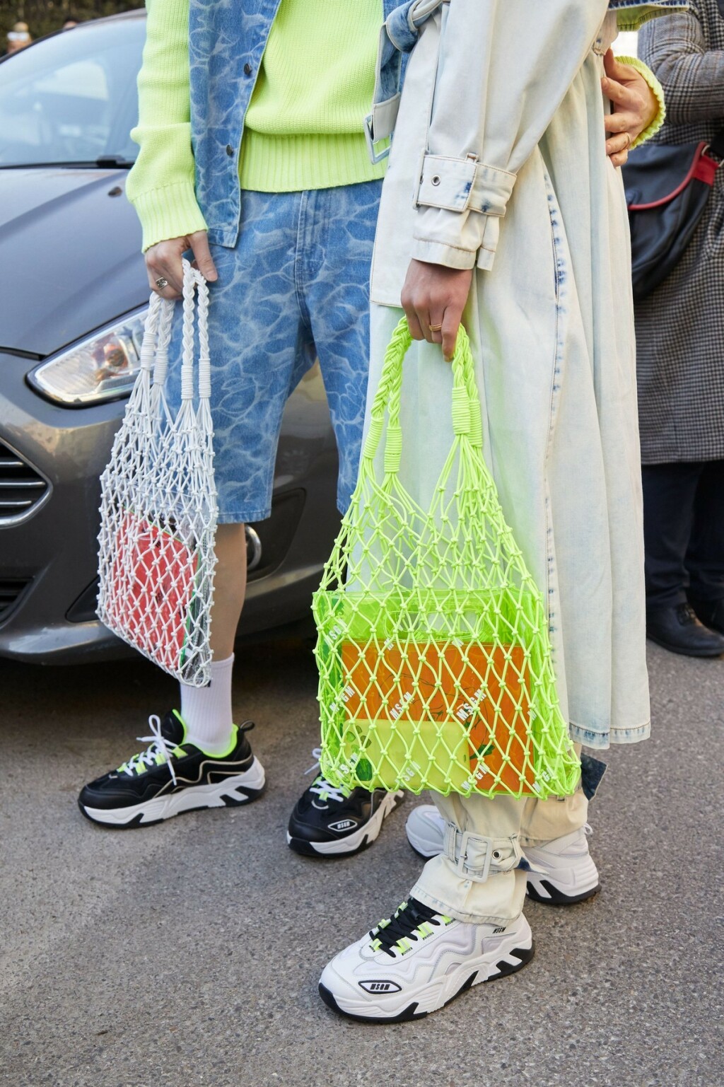 Mrežasta torba u street style izdanju s Tjedna mode