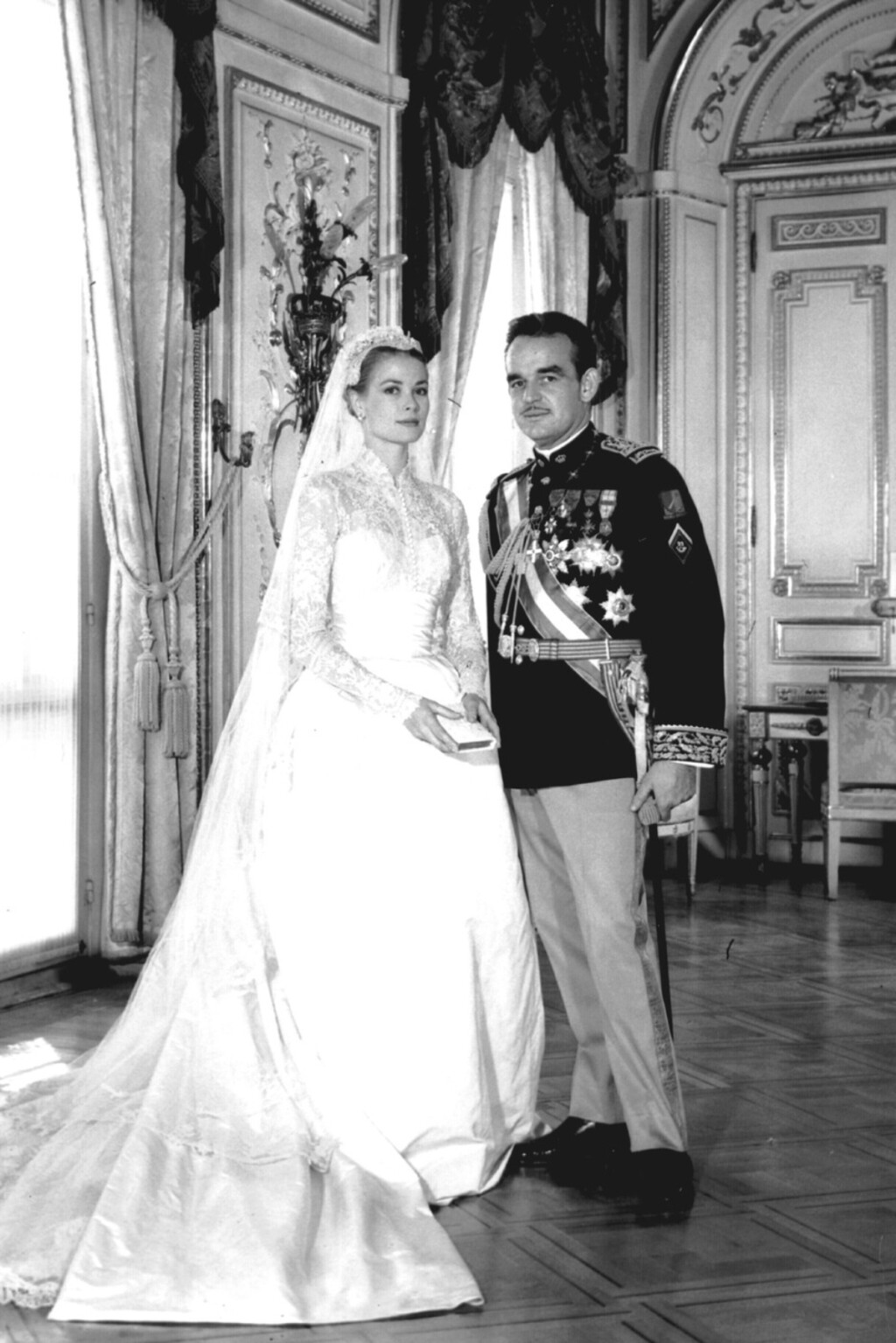Grace Kelly udala se za monegaškog kneza Rainiera III. u haljini Helen Rose s dugim velom