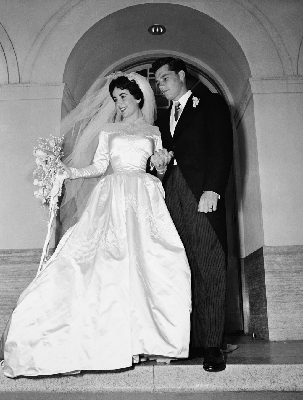 Najtradicionalniju vjenčanicu s dugim velom Elizabeth Taylor nosila je na prvom vjenčanju za Conrada Hiltona 1950.