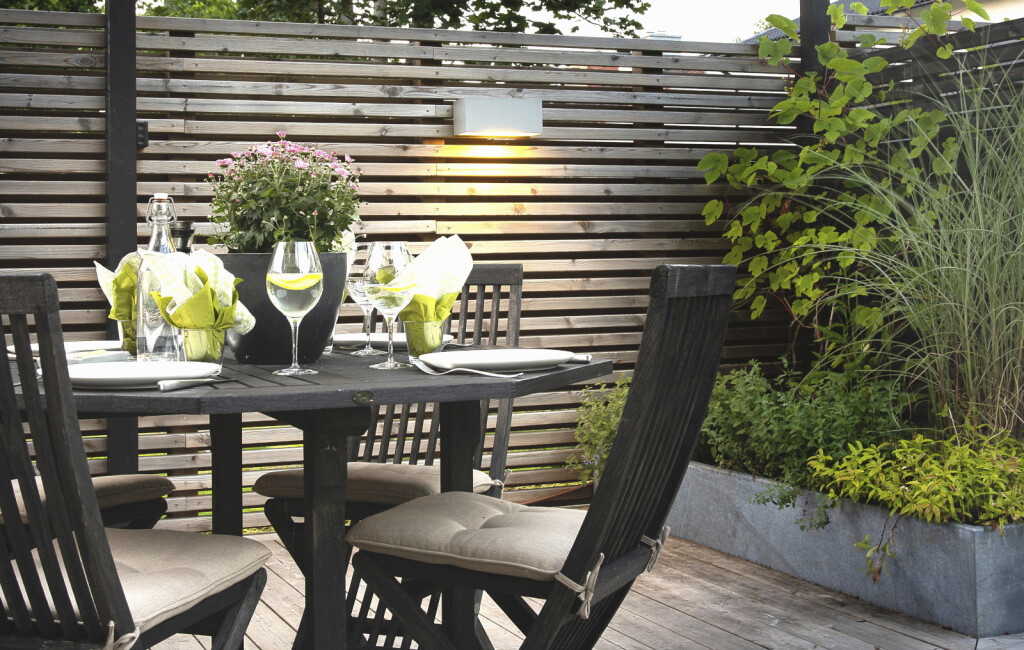 Dvorište obične kuće koje izgleda kao da je dio hotela s pet zvjezdica - 7