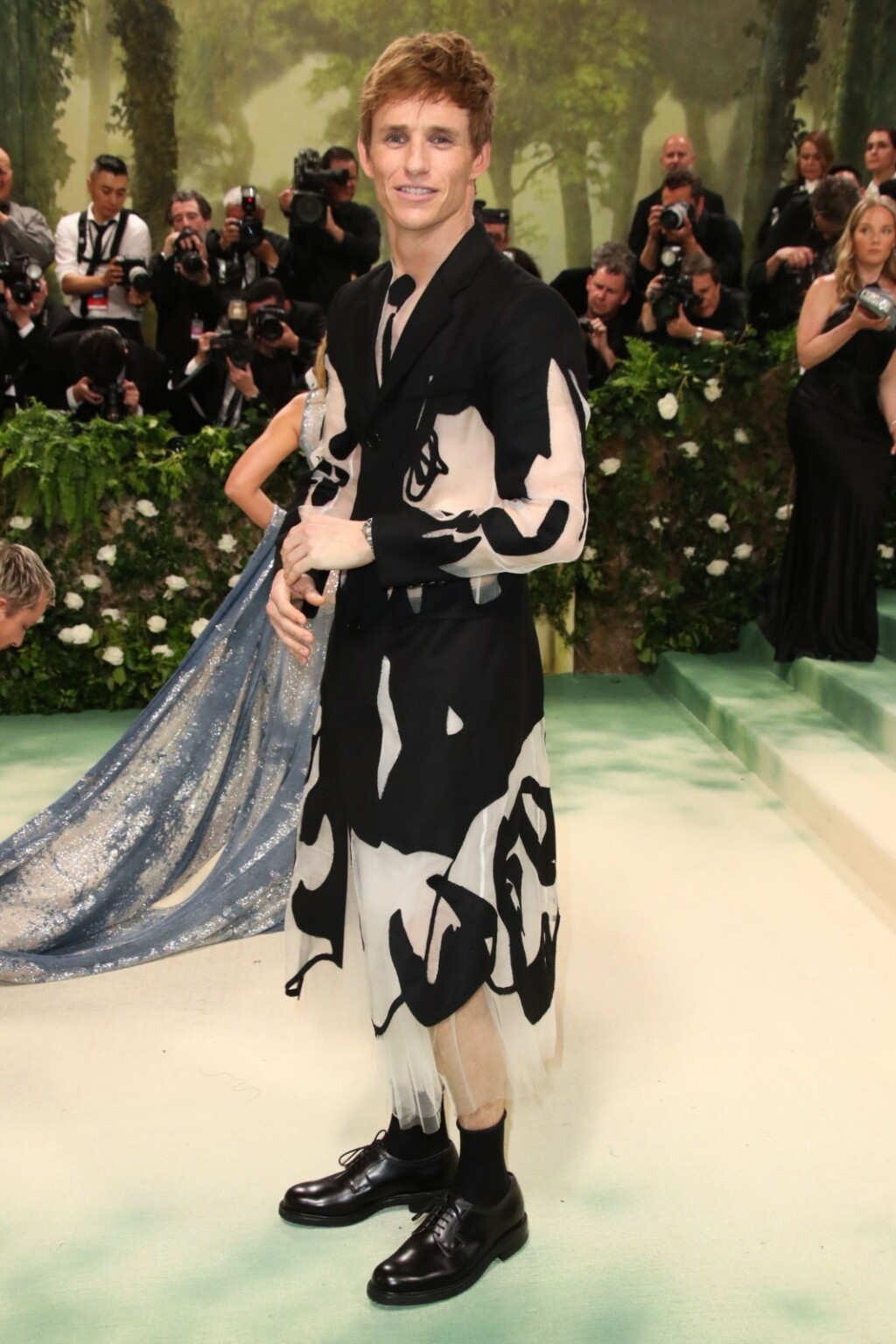 Eddie Redmayne u haljini Stevea O. Smitha