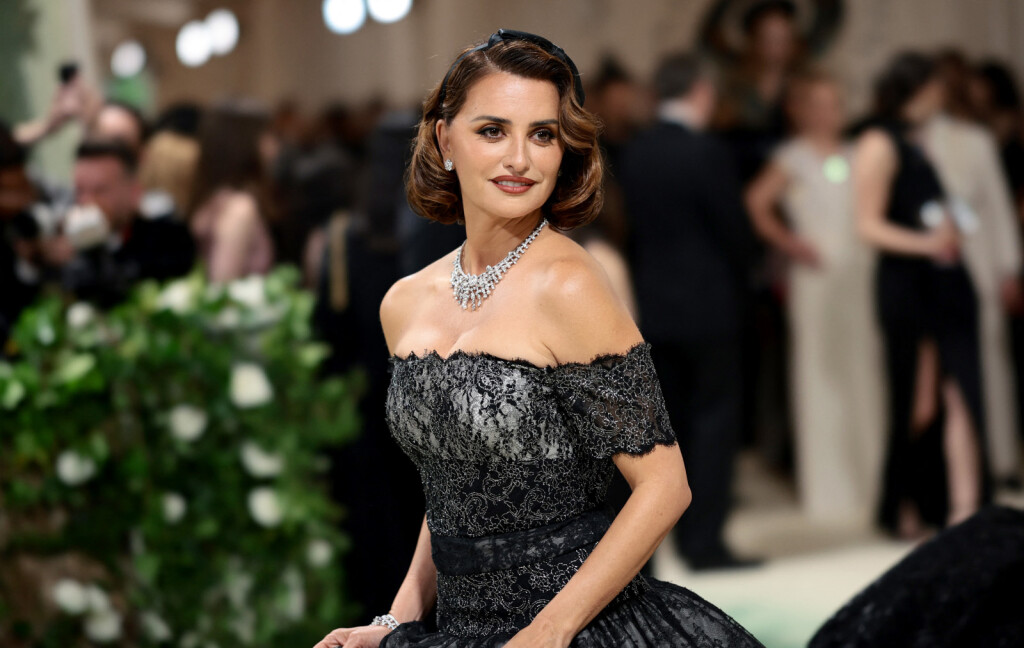 Penelope Cruz na Met Gali u haljini modne kuće Chanel - 6