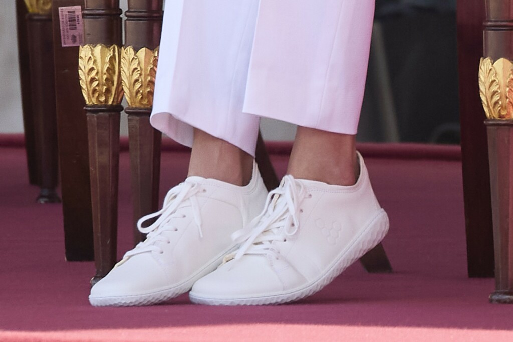 Kraljica Letizia je nosila bijele tenisice brenda Vivobarefoot