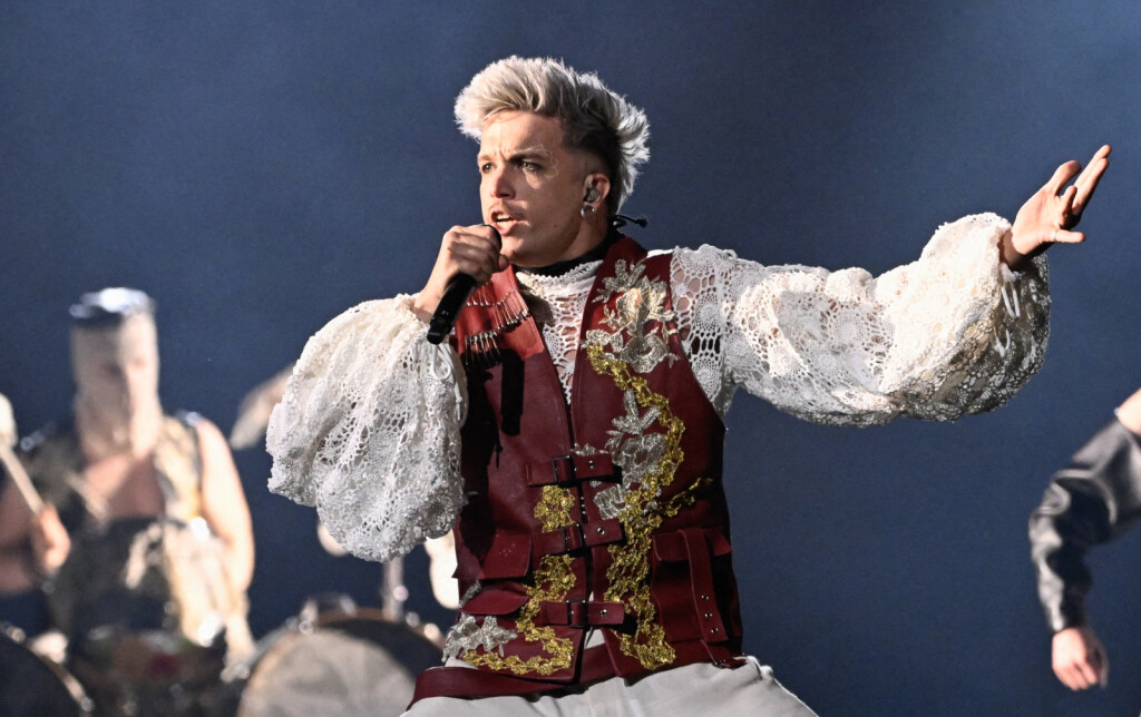 Valentina Pliško za Baby Lasagnu dizajnirala je prekrasan crveni prsluk s imitacijom zlatoveza - 7