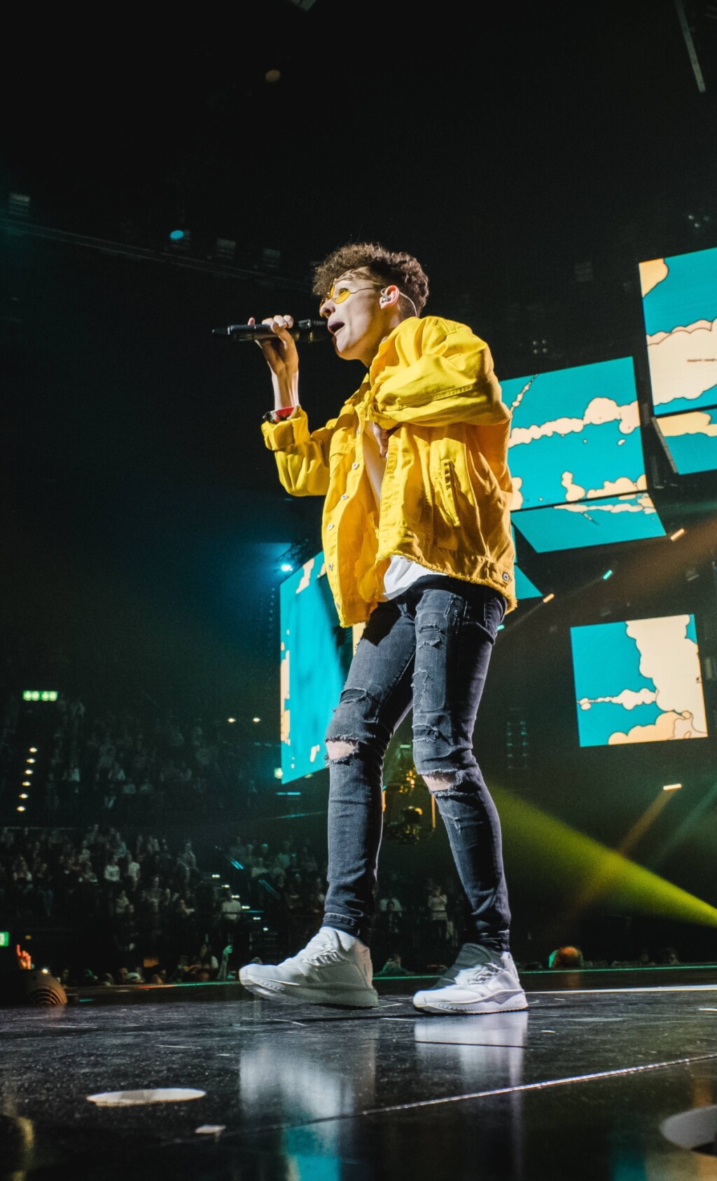 Na koncertima prije nekoliko godina nosio je manje osebujne outfite, ali jarke boje uvijek su bile prisutne