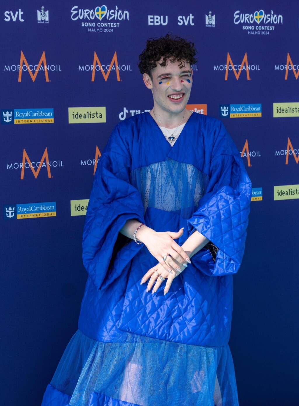 Nemo na tirkiznom tepihu otvorenja Eurosonga 2024.