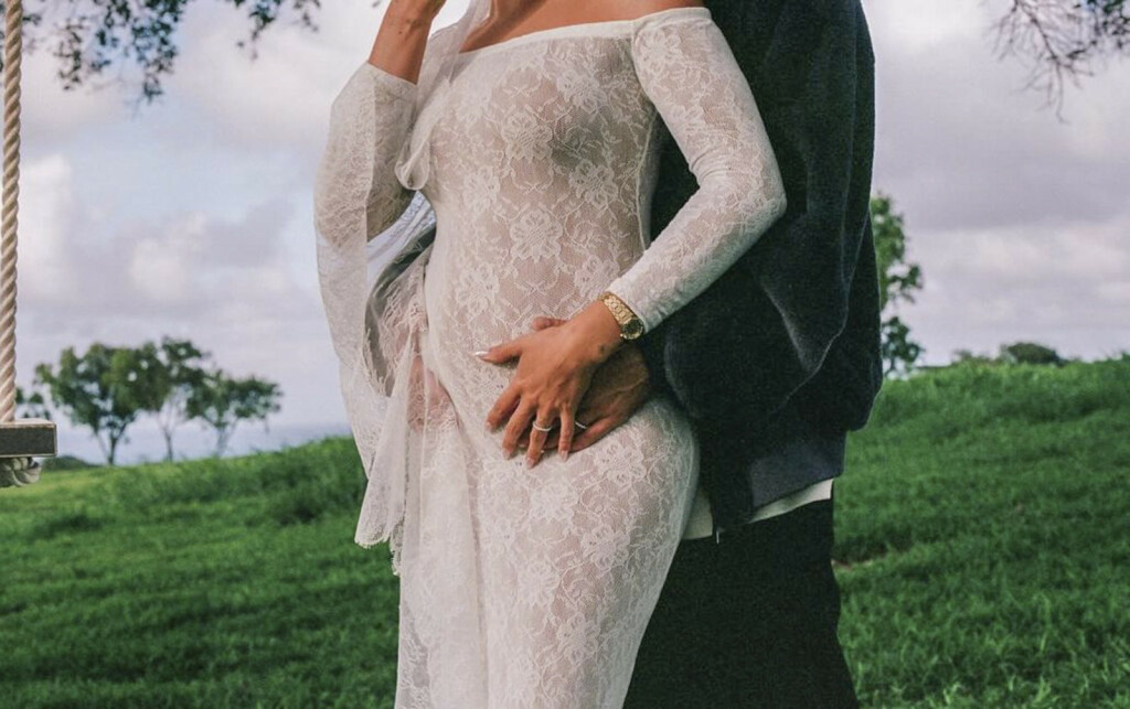 Hailey Bieber u vjenčanici od čipke modne kuće Saint Laurent - 3