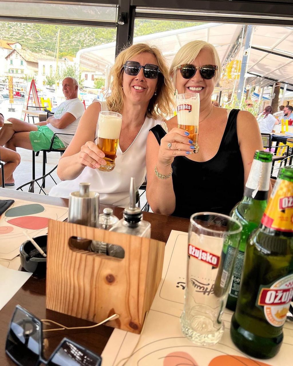 Danijela Dvornik sa sestrom