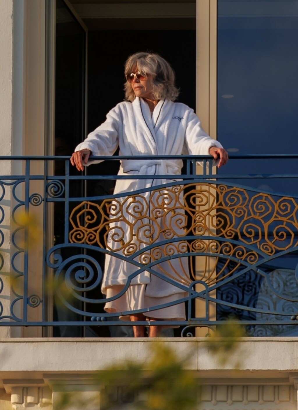 Jane Fonda na balkonu hotela Martinez
