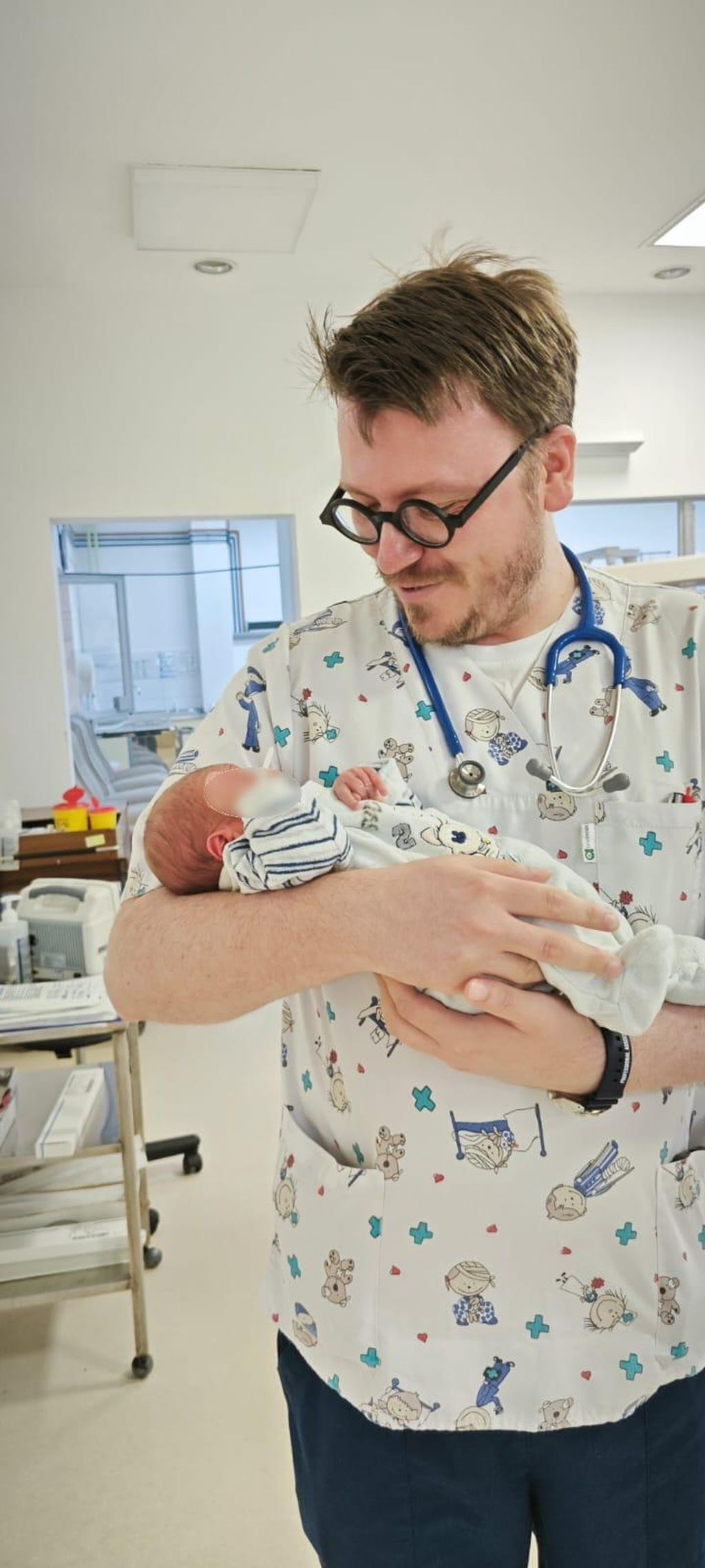 Doktor drži bebu pronađenu u košu za smeće